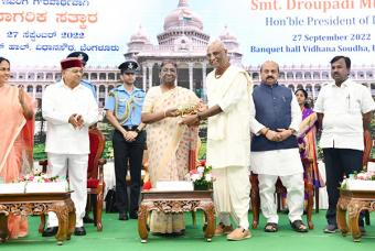 Madhu Pandit Dasa felicitates President of India