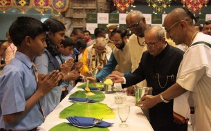 The President of India, Shri Pranab Mukherjee, having dinner with children along with other dignitaries