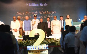 Dignitaries present on stage during the event held to commemorate Akshaya Patra's 2 billion meals