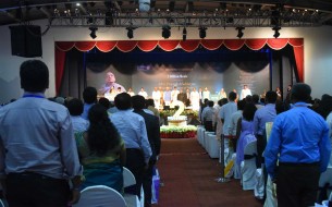 Dignitaries present on stage during the event held to commemorate Akshaya Patra's 2 billion meals