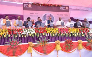 All dignitaries joining Sri Rajnath Singh, Minister of Home Affairs, on stage in unveiling Akshaya Patra’s Annual Report 2014-15