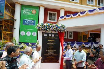 Unveiling of the kitchen plaque in the presence of all the dignitaries.