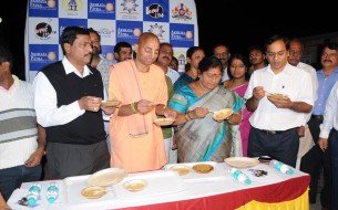 Worshipful Mayor of Bengaluru, Smt. G Padmavathi, who inaugurated Taste of Joy, tastes Akshaya Patra’s food