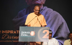 Dignitaries present on stage during the event held to commemorate Akshaya Patra's 2 billion meals