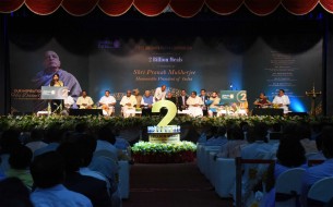 Dignitaries present on stage during the event held to commemorate Akshaya Patra's 2 billion meals