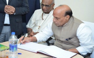 Sri Rajnath Singh, Minister of Home Affairs, signing the visitor’s book at the Lucknow kitchen