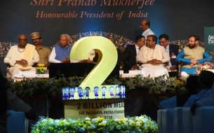 Dignitaries present on stage during the event held to commemorate Akshaya Patra's 2 billion meals