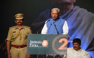 Dignitaries present on stage during the event held to commemorate Akshaya Patra's 2 billion meals