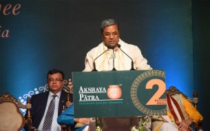 Dignitaries present on stage during the event held to commemorate Akshaya Patra's 2 billion meals