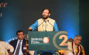 Dignitaries present on stage during the event held to commemorate Akshaya Patra's 2 billion meals