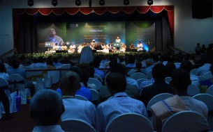 Dignitaries present on stage during the event held to commemorate Akshaya Patra's 2 billion meals