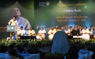 Dignitaries present on stage during the event held to commemorate Akshaya Patra's 2 billion meals