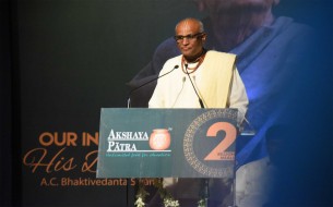 Dignitaries present on stage during the event held to commemorate Akshaya Patra's 2 billion meals