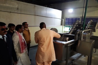 Shri Raghubar Das examines high-tech equipment at the kitchen