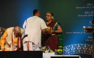 Dignitaries present on stage during the event held to commemorate Akshaya Patra's 2 billion meals