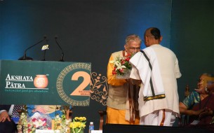 Dignitaries present on stage during the event held to commemorate Akshaya Patra's 2 billion meals