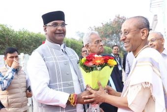 Akshaya Patra’s Vice-Chairman felicitating the Minister of Medical Education, Government of Madhya Pradesh