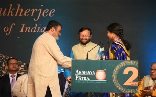 Dignitaries present on stage during the event held to commemorate Akshaya Patra's 2 billion meals