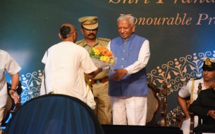 Dignitaries present on stage during the event held to commemorate Akshaya Patra's 2 billion meals