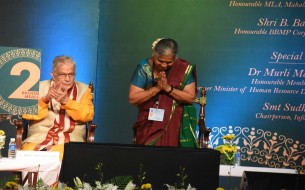 Dignitaries present on stage during the event held to commemorate Akshaya Patra's 2 billion meals