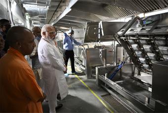 The PM and Chief Minister of Uttar Pradesh – Shri Yogi Adityanath take a tour of the centralised kitchen