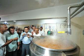 The Chief Minister of the state Dr Pramod Sawant takes a tour of the kitchen and lends a helping hand.