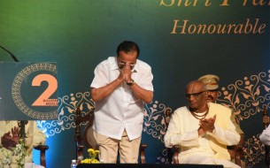 Dignitaries present on stage during the event held to commemorate Akshaya Patra's 2 billion meals