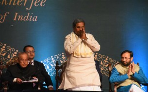 Dignitaries present on stage during the event held to commemorate Akshaya Patra's 2 billion meals