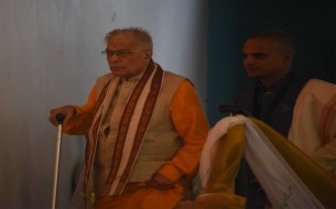 Dignitaries present on stage during the event held to commemorate Akshaya Patra's 2 billion meals