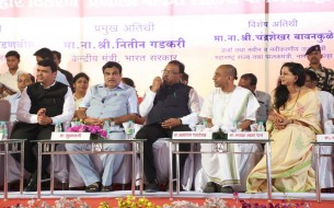 Shri Devendra Fadnavis, Shri Nitin Gadkari and Shri Chandrashekhar Bawankule with Akshaya Patra officials at the inauguration ceremony