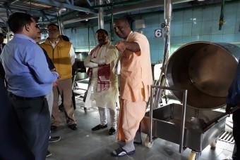 Shri Raghubar Das and other guests at the kitchen