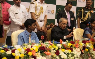 The President of India, Shri Pranab Mukherjee, having dinner with children along with other dignitaries