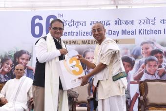 Akshaya Patra’s Vice-Chairman felicitating the Former Additional Advocate General, Madhya Pradesh