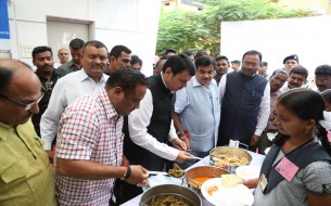 Shri Devendra Fadnavis serving mid-day meals to our Akshaya Patra beneficiaries