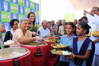 Dignitaries serving healthy meals to our beneficiaries