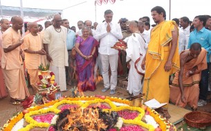 Bhoomi Puja was conducted in the presence of Shri T Harish Rao; Smt Sudha Murty and Shri Madhu Pandit Dasa (third from left), Chairman, Akshaya Patra.