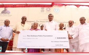 Shri Madhu Pandit Dasa receives the donation from Infosys Foundation via cheque from Smt Sudha Murty, in the presence of Shri T Harish Rao.