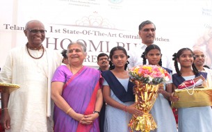 (From left to right) Shri Madhu Pandit Dasa, Smt Sudha Murty and Shri T Harish Rao pose with beneficiaries.