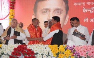 A light moment shared between Chanchalapathi Dasa and Akhilesh Yadav