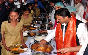 Akhilesh Yadav serving food to our beneficiaries