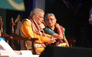 Dr Murli Manohar Joshi, Member of Parliament, Former Minister of Human Resource Development, and Science and Technology, having a word with Mrs Sudha Murty, Chairperson, Infosys Foundation