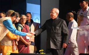 Shri Pranab Mukherjee, Honourable President of India, arrives on stage and is greeted by Shri Prakash Javadekar, Honourable Union Minister of Human Resource Development (left)