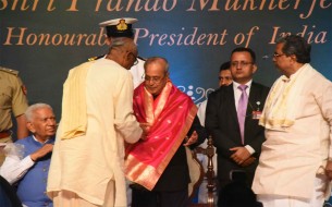 Shri Madhu Pandit Dasa, Chairman of Akshaya Patra, felicitating Shri Pranab Mukherjee, Honourable President of India with a beautiful shawl