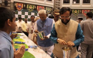 Shri Prakash Javadekar, Honourable Union Minister of Human Resource Development (right) and Shri Vajubhai Rudabhai Vala, Honourable Governor of Karnataka (second from right) serve Akshaya Patra beneficiary children