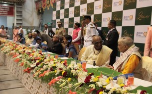 Shri Pranab Mukherjee, Honourable President of India, at the dinner table with Dr Murli Manohar Joshi, Member of Parliament, Former Minister of Human Resource Development, and Science & Technology (right); Shri Madhu Pandit Dasa, Chairman of Akshaya Patra