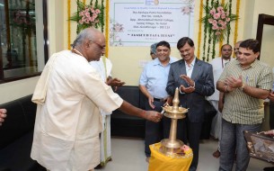 Chairman, Akshaya Patra, Madhu Pandit Dasa lighting the lamp 