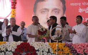 Vice Chairman Chanchalapathi Dasa presenting Mr Akhilesh Yadav with a bouquet of flowers